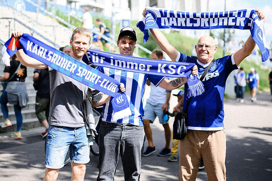 Eine Gruppe KSC-Fans posiert vor dem BBBank Wildpark