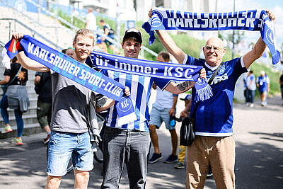 Eine Gruppe KSC-Fans posiert vor dem BBBank Wildpark