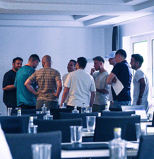 Trainer in Gruppenbesprechung