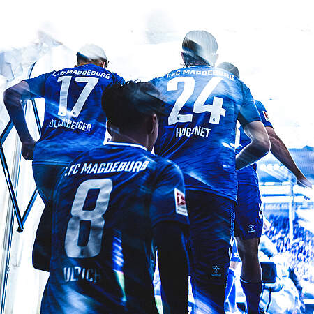 Magdeburg-Spieler laufen auf den Rasen