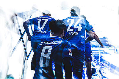 Magdeburg-Spieler laufen auf den Rasen