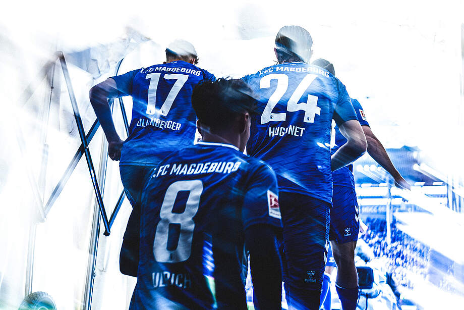 Magdeburg-Spieler laufen auf den Rasen