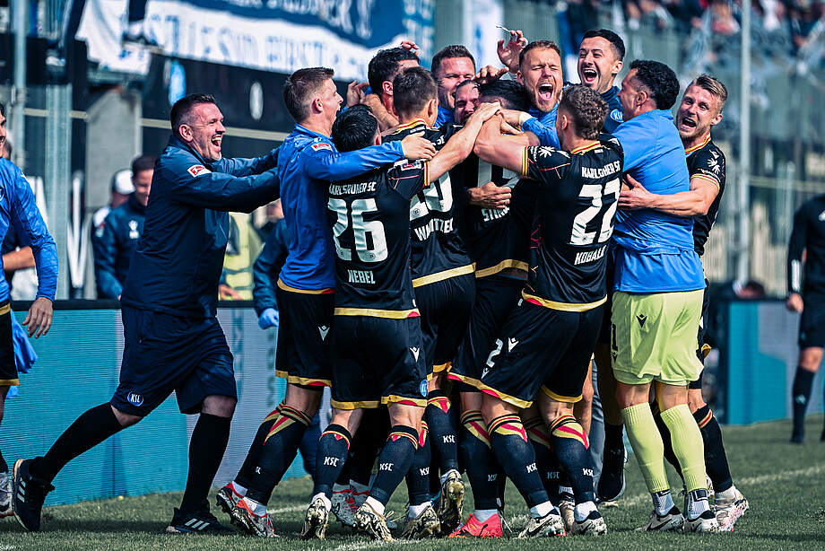 KSC-Mannschaft jubelt über das 3:0