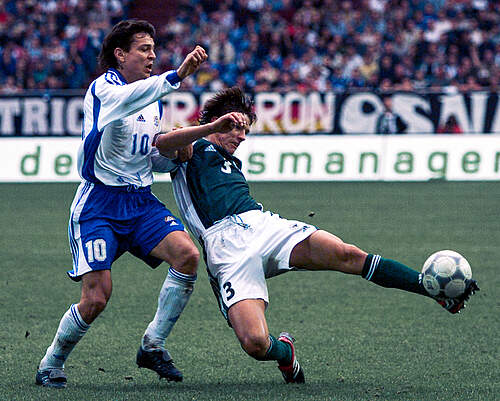 Litmanen im Zweikampf