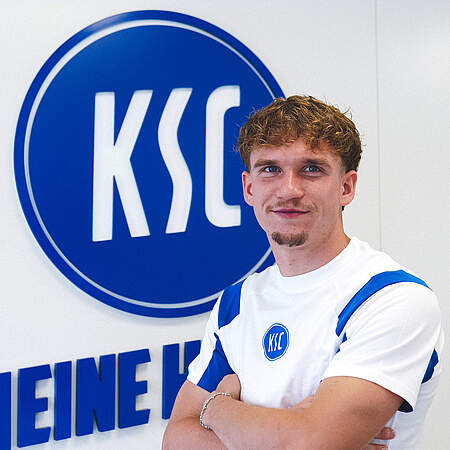 Julian Gerold vor dem KSC-Logo