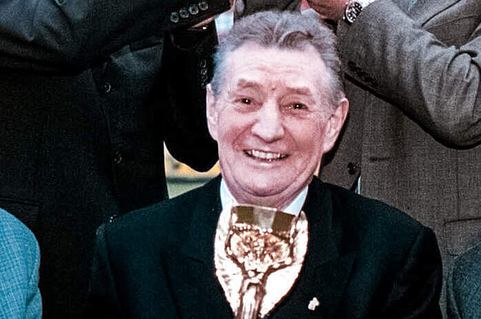 Fritz Walter mit dem Weltmeister-Pokal.