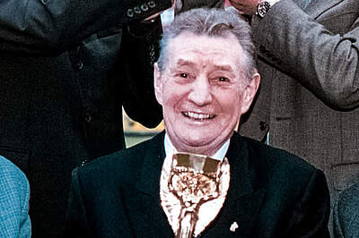 Fritz Walter mit dem Weltmeister-Pokal.