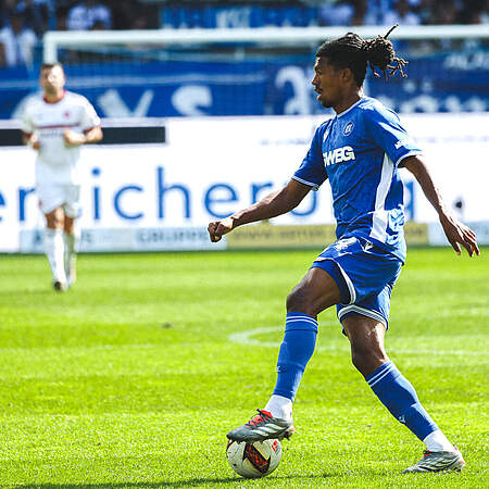 Sandro am Ball