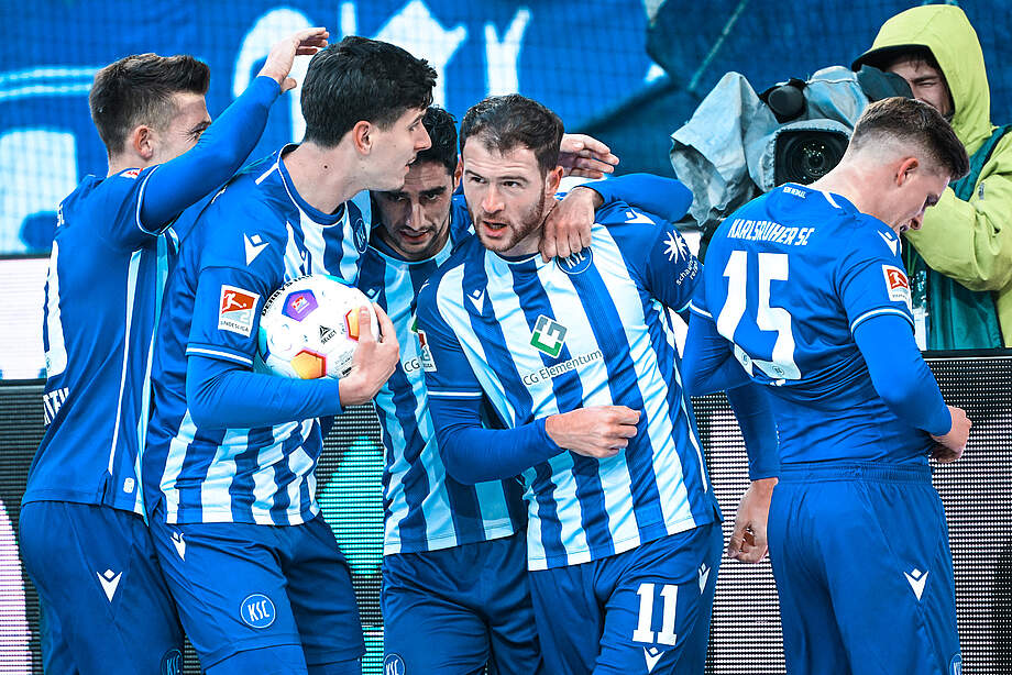 KSC-Spieler bejubeln den 2:2-Ausgleichstreffer