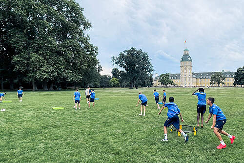 U14 spielt Minispiele im Karlsruher Schlossgarten