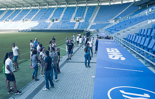 Die Besucher im Stadion.