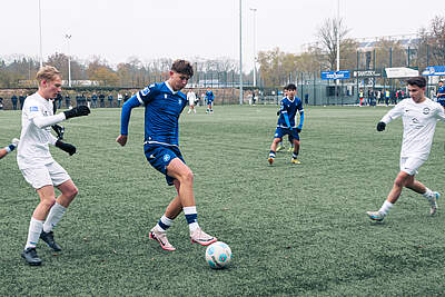 U16 Spieler am Ball