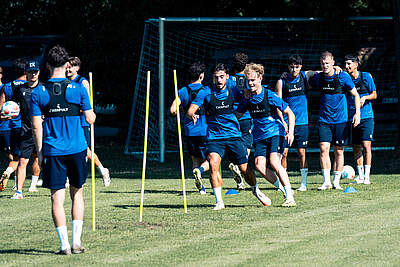 Tim Schunck und Neuzugang Luis Dettling laufen die Athletik-Teameinheit beim Trainingsauftakt.