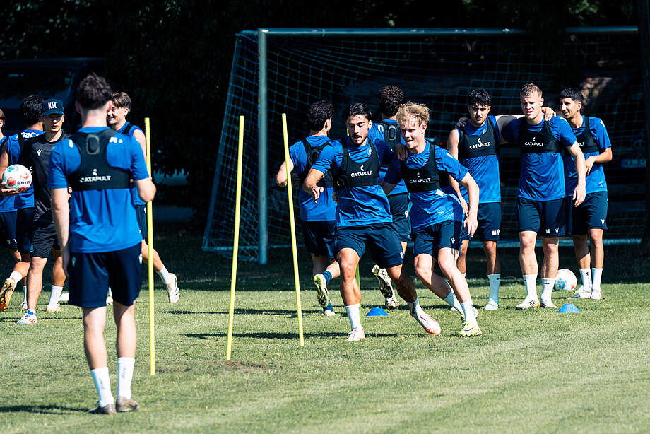 Tim Schunck und Neuzugang Luis Dettling laufen die Athletik-Teameinheit beim Trainingsauftakt.