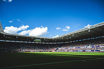 Die Osttribüne des BBBank Wildparks.