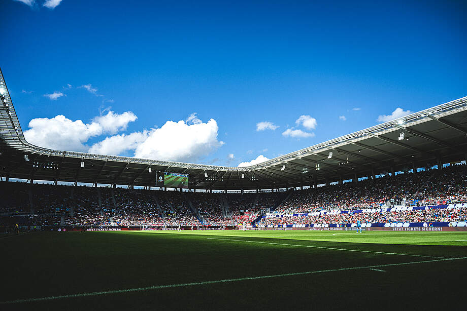Die Osttribüne des BBBank Wildparks.