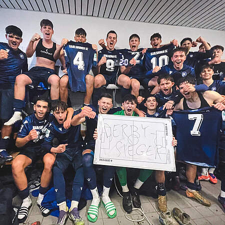 U17 beim Torjubel in der Kabine nach dem 2:0-Derbysieg.