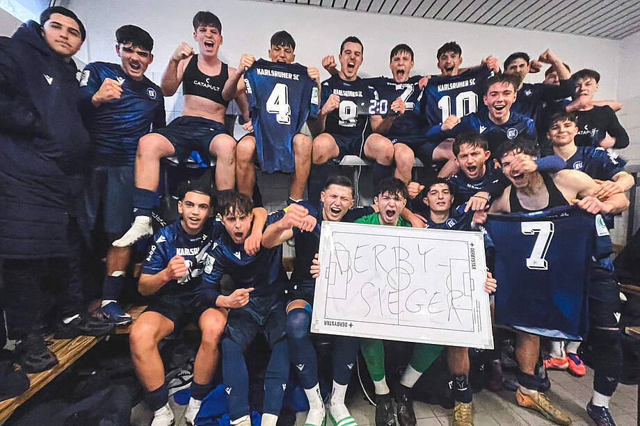 U17 beim Torjubel in der Kabine nach dem 2:0-Derbysieg.