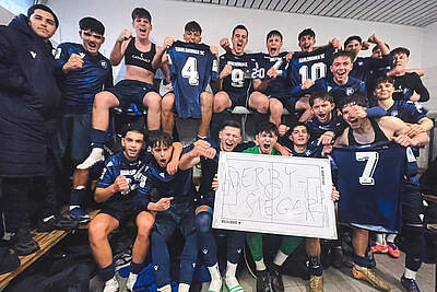 U17 beim Torjubel in der Kabine nach dem 2:0-Derbysieg.