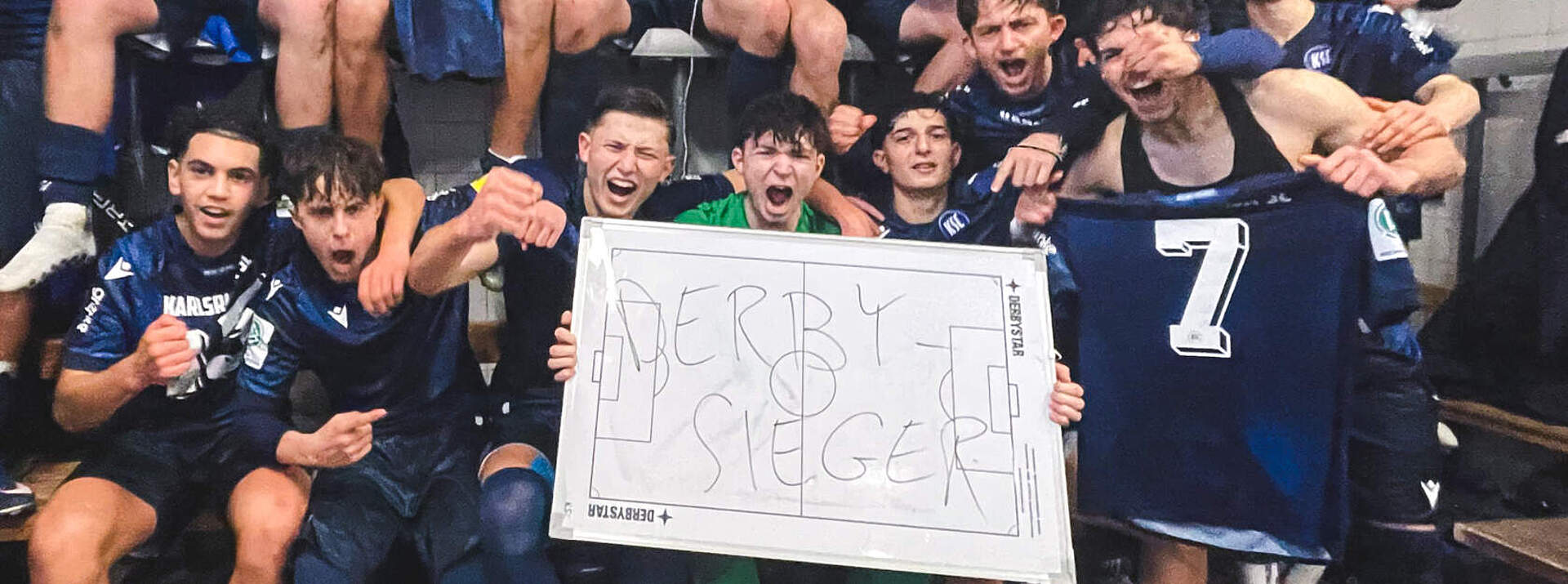 U17 beim Torjubel in der Kabine nach dem 2:0-Derbysieg.