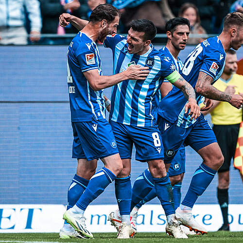 Jerôme Gondorf beglückwünscht Budu Zivzivadze zu seinem 2:2-Ausgleichstreffer gegen den HSV.