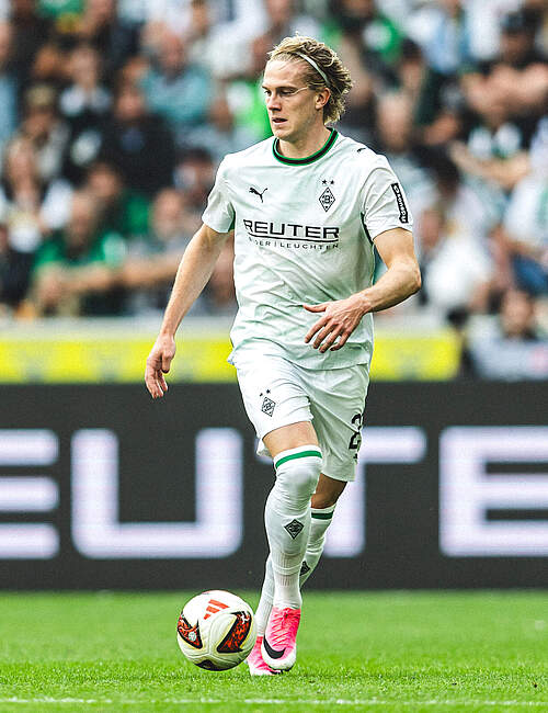 David Herold im Gladbach-Trikot am Ball.