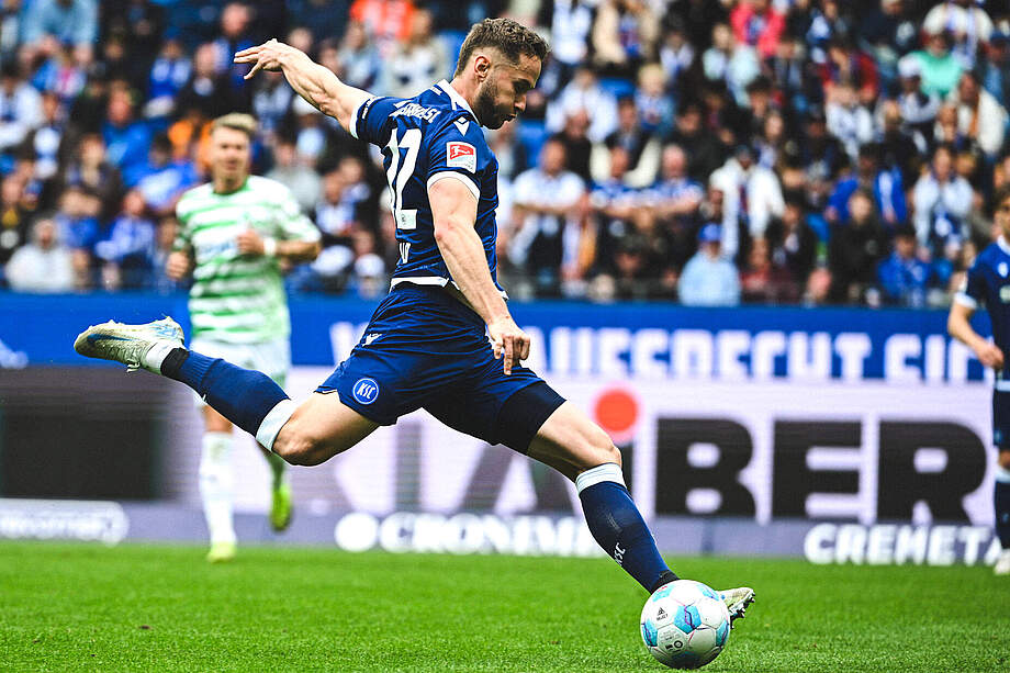 Christoph Kobald am Ball. 