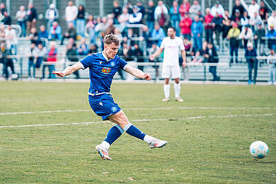 Nico Engel aus der U23 beim Torschuss.