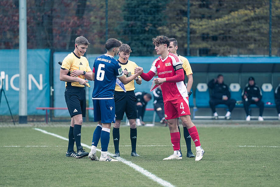 KSC U19-Kapitän Mateo Kritzer mit Union Kapitän Ole Kühling vor dem Pokalspiel im November