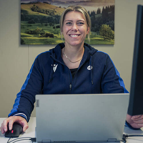 Carolin Zemmel an ihrem Arbeitsplatz