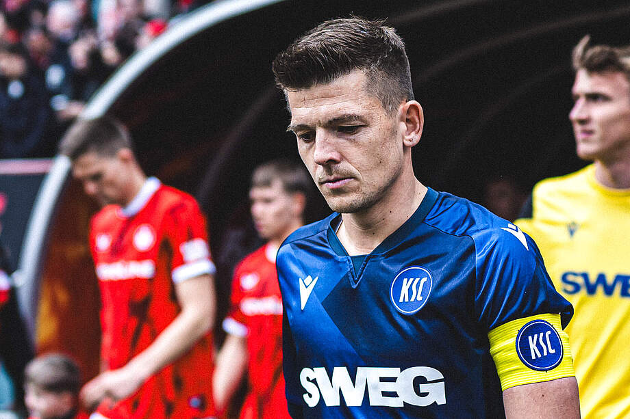 Wanitzek beim Einlauf ins Stadion beim Derby