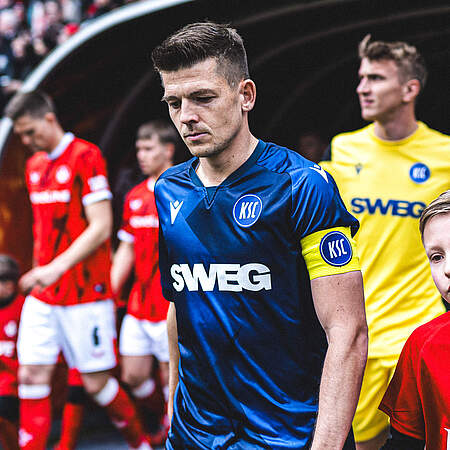 Wanitzek beim Einlauf ins Stadion beim Derby