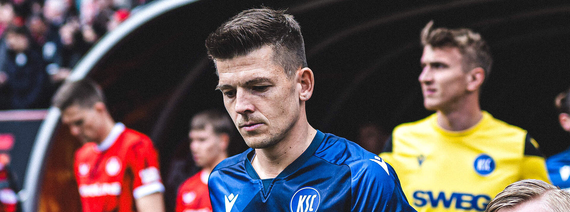 Wanitzek beim Einlauf ins Stadion beim Derby