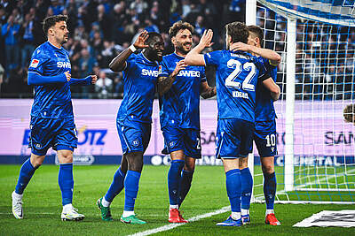 KSC-Mannschaft beim Torjubel