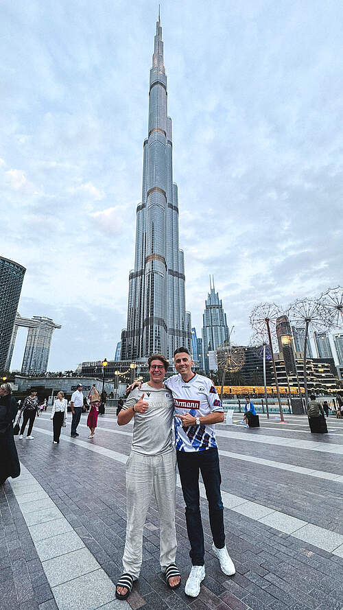 Jakob und Daniel vor dem Burj Khalifa