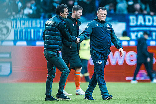 Eichner und Koschinat schütteln die Hand.