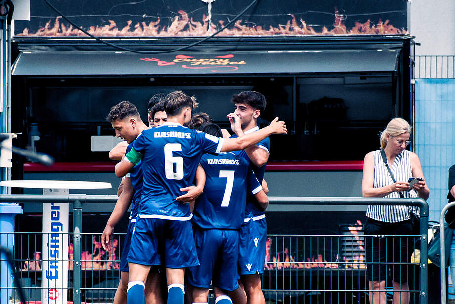 KSC U19 jubelt vor ehemaligem Jugend-Caterer Ivica Bionda