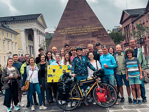 Alberti wird an der Pyramide verabschieder