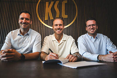 Geschäftsführer Sport Mario Eggimann, Marcel Franke und Direktor Profifußball Timon Pauls bei der Unterschrift (v. l. n. r.).