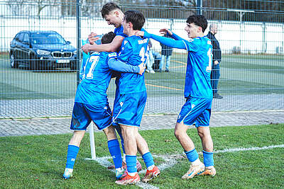 U17-Spieler im Jubelkreis beim Heimsieg am Wochenende.