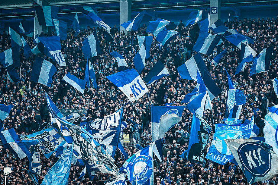 Die wie immer ausverkaufte Gegengerade im BBBank Wildpark.