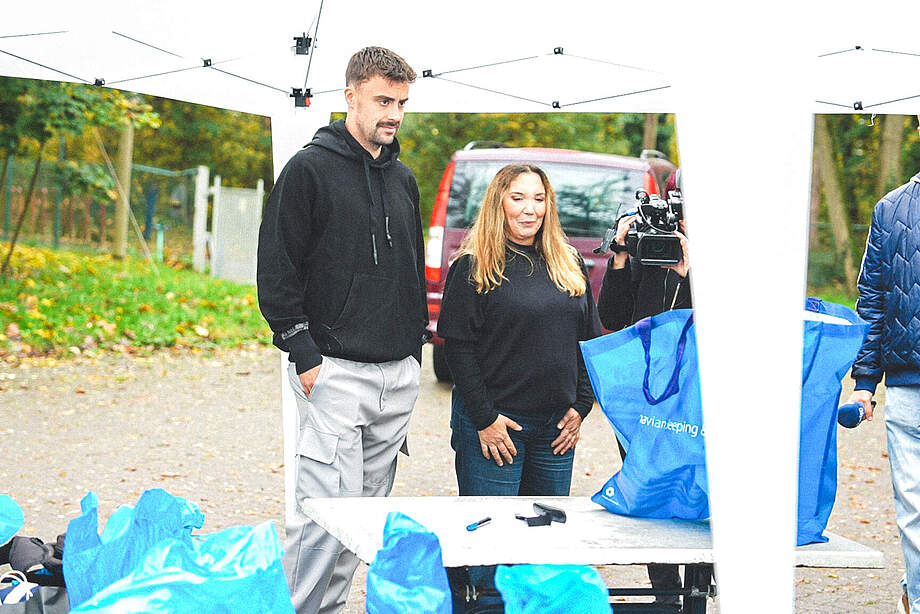 Philipp Förster bei der Kleiderspende.