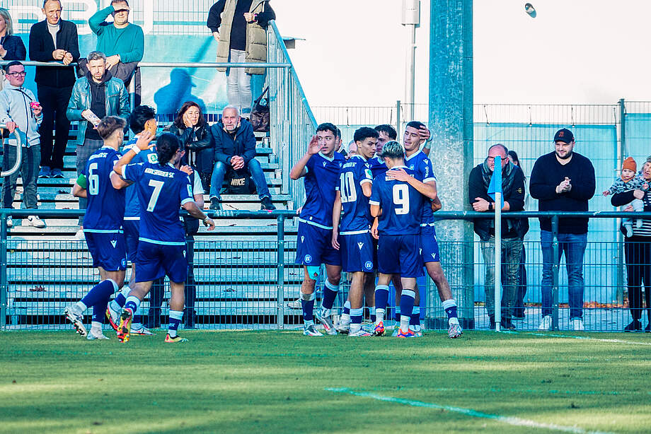 Die U19 bejubelt Lutollis Siegtreffer