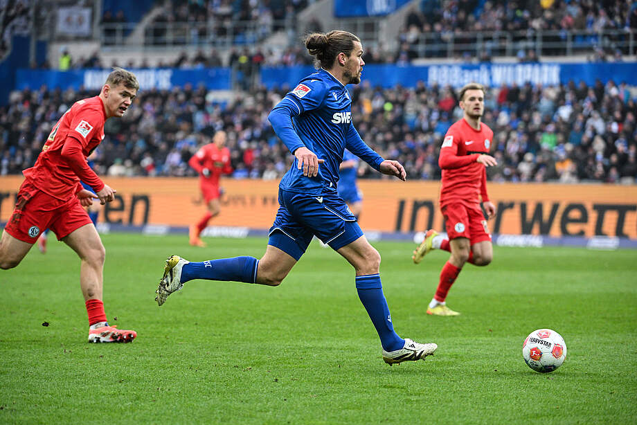 Sebastian Jung am Ball