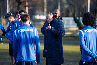 Cheftrainer Dietmar Blicker gibt Anweisungen im Training