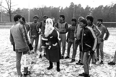 von links: Emanuel Günther, Telat Üzum, Gerhard Kleppinger, der Nikolaus, Hans-Jürgen Boysen, Uwe Dittus, Gerd Dais (verdeckt), Trainer Werner Olk, Klaus Theiss (verdeckt), Wolfgang Schüler