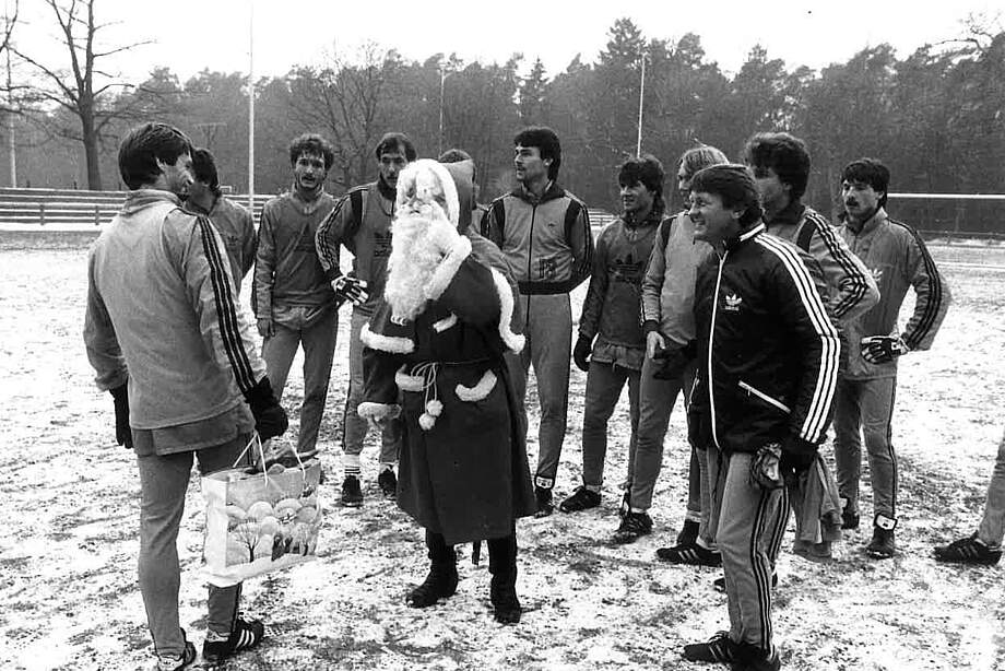 von links: Emanuel Günther, Telat Üzum, Gerhard Kleppinger, der Nikolaus, Hans-Jürgen Boysen, Uwe Dittus, Gerd Dais (verdeckt), Trainer Werner Olk, Klaus Theiss (verdeckt), Wolfgang Schüler