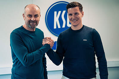 Thomas Konrad bei der Vertragsverlängerung mit Edmund Becker