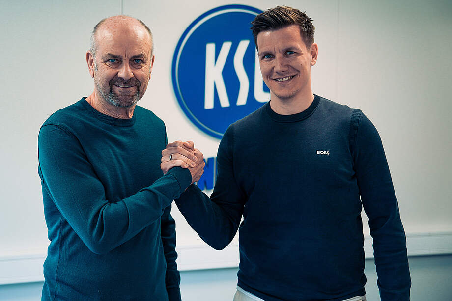 Thomas Konrad bei der Vertragsverlängerung mit Edmund Becker