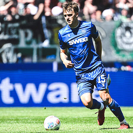 KSC-Abwehrspieler Paul Scholl am Ball.